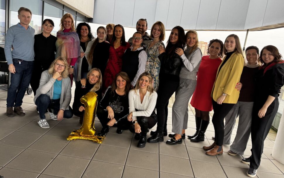 Účastníci certifikace Terapeut psycho-energetické transformace® v&nbsp;Ostravě – společná fotografie po&nbsp;ukončení výcviku.