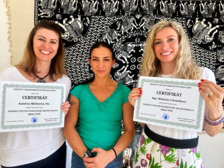 Předání certifikátu po&nbsp;úspěšném absolvování individuálního výcviku.