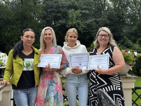 Absolventka individuálního výcviku Terapeut psycho-energetické transformace® s&nbsp;certifikátem.