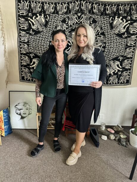 Absolventka individuálního výcviku Terapeut psycho-energetické transformace® s&nbsp;certifikátem.
