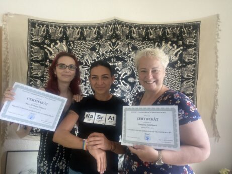 Osobní výcvik zakončený získáním certifikátu terapeuta.