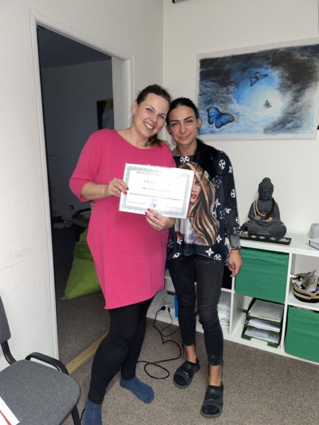Absolventka individuálního výcviku Terapeut psycho-energetické transformace® s&nbsp;certifikátem.