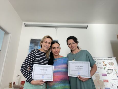 Osobní výcvik zakončený získáním certifikátu terapeuta.