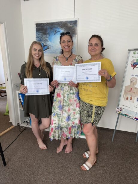Předání certifikátu po&nbsp;úspěšném absolvování individuálního výcviku.